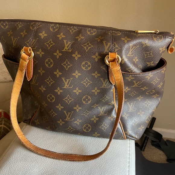 Louis Vuitton shoulder bag. - Picture 5 of 17